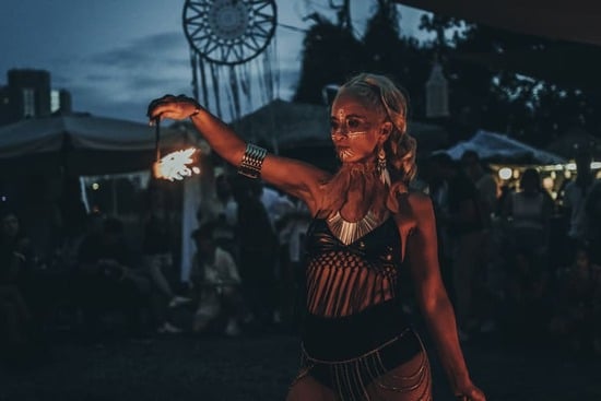 Aminia Show Event - Feuershow mit einer Fackel in der Hand