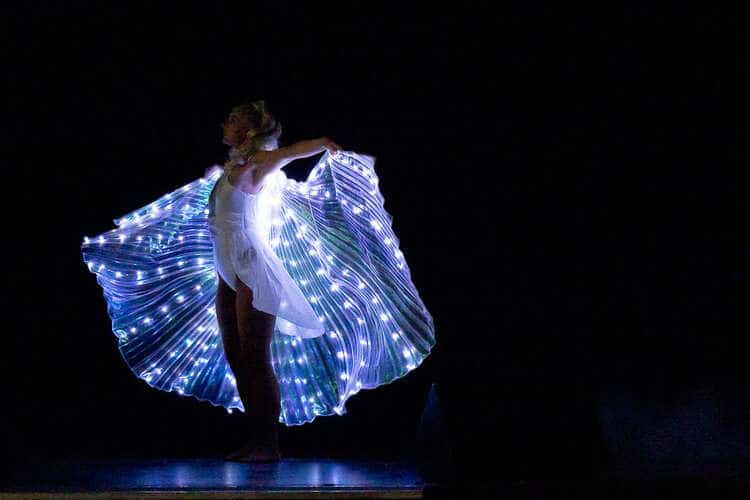 Aminias LED Show mit leuchtenden Flügeln