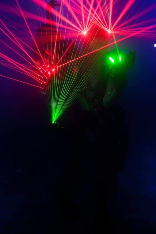 Aminias LED- und Laser-Show mit Lasern durch den Raum